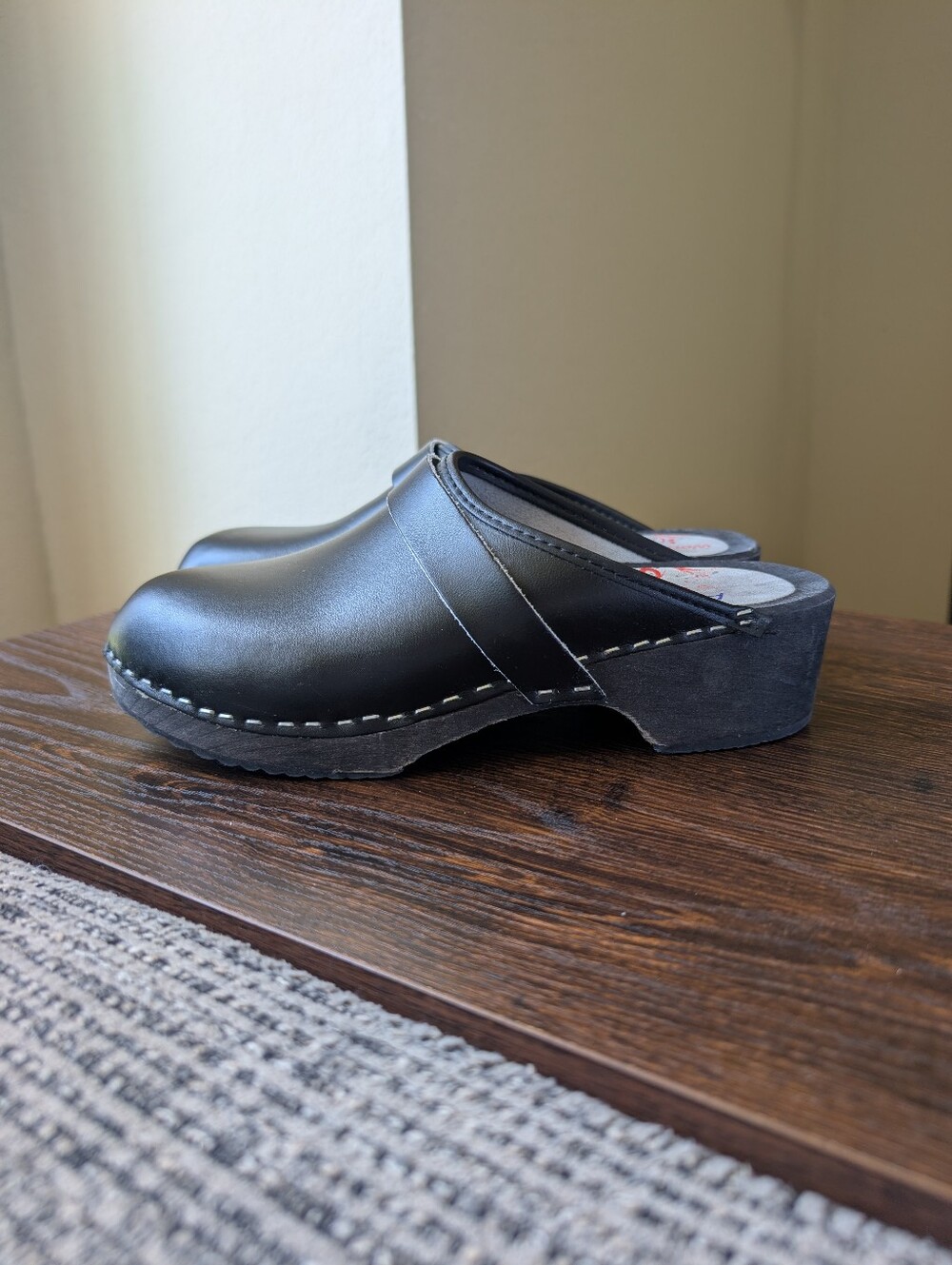 AM-Toffeln Black Leather Swedish Style Clogs Wooden Footbed Shoes